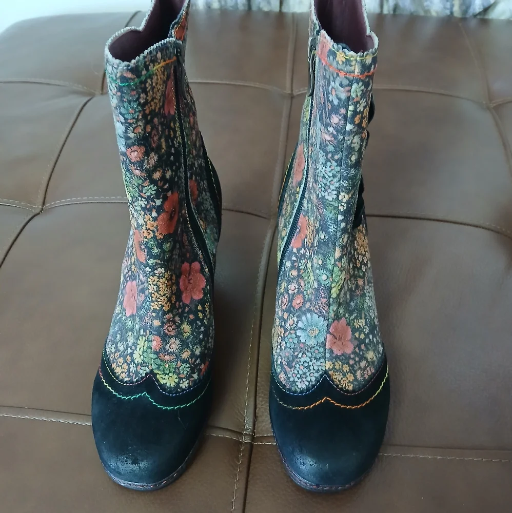 L'Artiste by Spring‎ Step FLORAL BOOTIES
